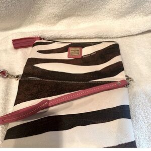 Dooney and Bourke crossbody. Perfect for concerts, touring, etc. Pre-owned.